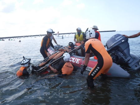 美浜消防署　検見川ビーチ連盟　連携水難救助訓練