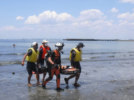 美浜消防署　検見川ビーチ連盟　連携水難救助訓練