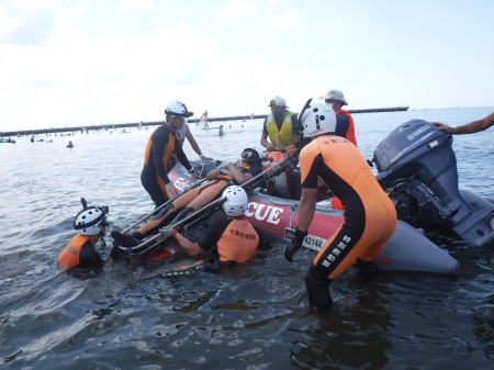 美浜消防署 検見川ビーチ連盟 連携水難救助訓練